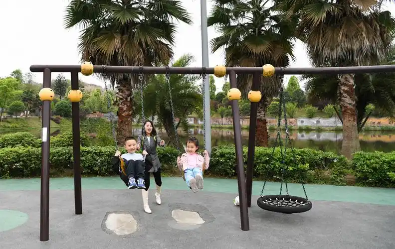 3月29日,小朋友在重庆璧山枫香湖儿童公园玩耍.