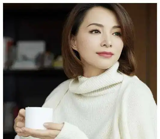 董卿第一次主持照片曝光,一头超短发满脸婴儿肥,与现在判若两人 - 爱