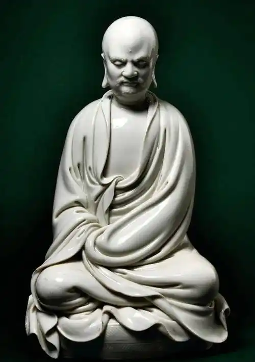 所以其亲制的流传于世作品极为珍贵少见,拍品【明何朝宗制达摩坐像】