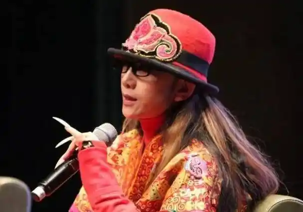 杨丽萍为何十年不摘帽子,本以为是造型,原来是为了遮挡青筋_戴帽子