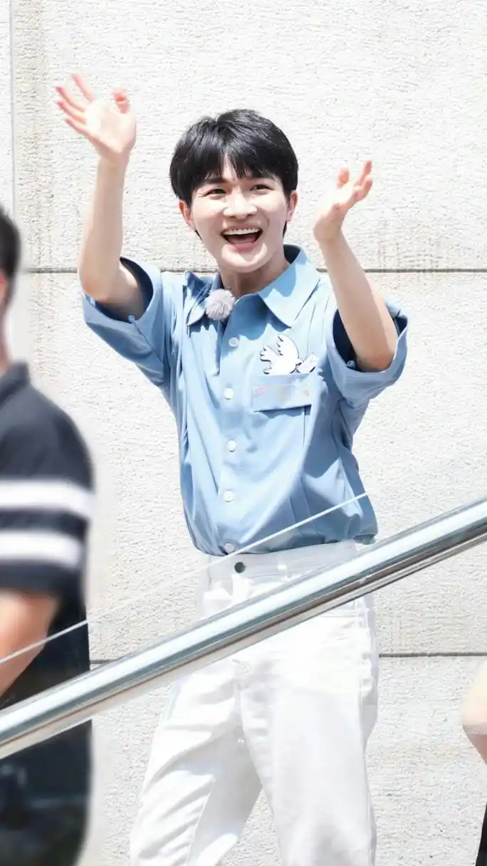 周深录制《你好生活》路透,蓝色衬衫清新可爱.#娱圈热点合辑