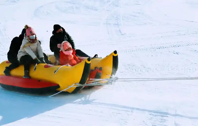 哈尔滨冰雪欢乐岛孩子们冬日里的游乐场