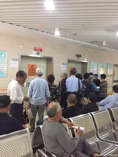 社区医院拍片这么多人