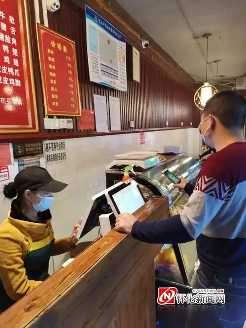 小吃店收银员在接待客人