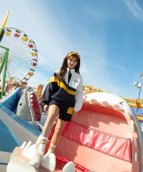 金裕贞跑步都像偶像剧,穿针织开衫配蓝裙,不愧是国外最美童星_运动