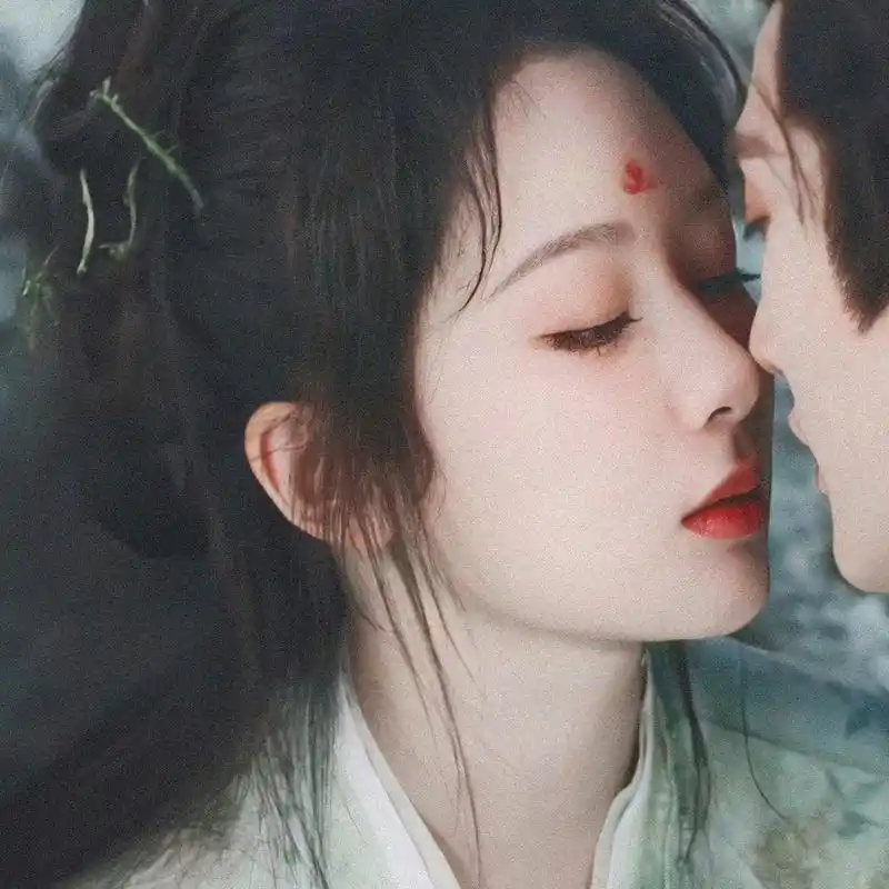 小夭主动吻涂山璟那一段,细心的网友发现杨紫和邓为的耳朵都是红红的