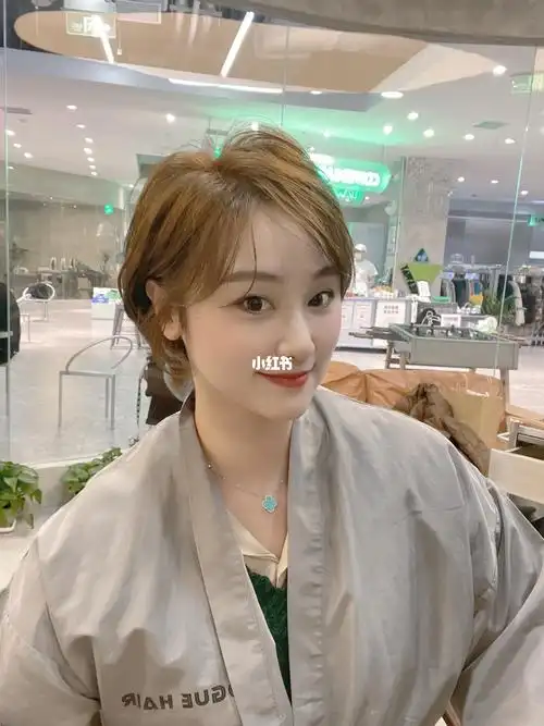 充满设计感的沙发  #女生短发发型  发量较多 沙发且头发受损的发质