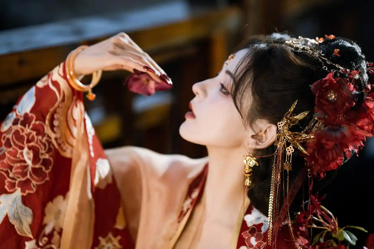 张予曦红衣古装美照曝光 精致妆容散发迷人光彩 绝美姿态令人陶醉