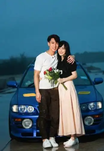 吴尊老婆真会穿搭,白色t恤搭配粉色半身裙,减龄又时尚