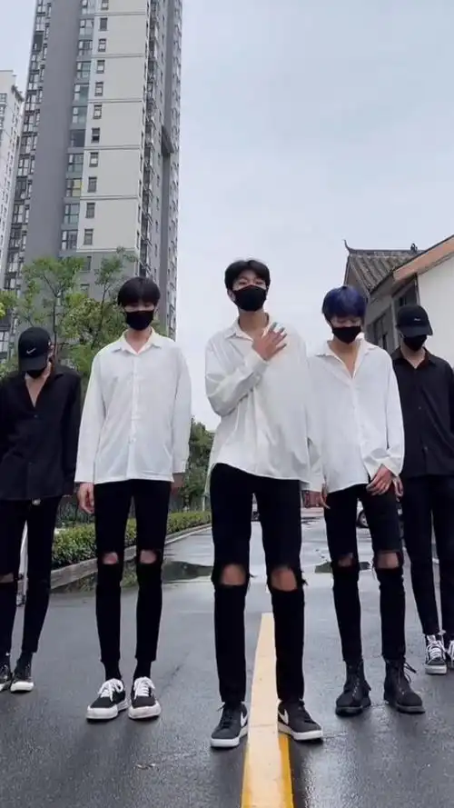 男团帅气小哥哥的怕错过摆胯舞蹈挑战,你们觉得谁扭得最好