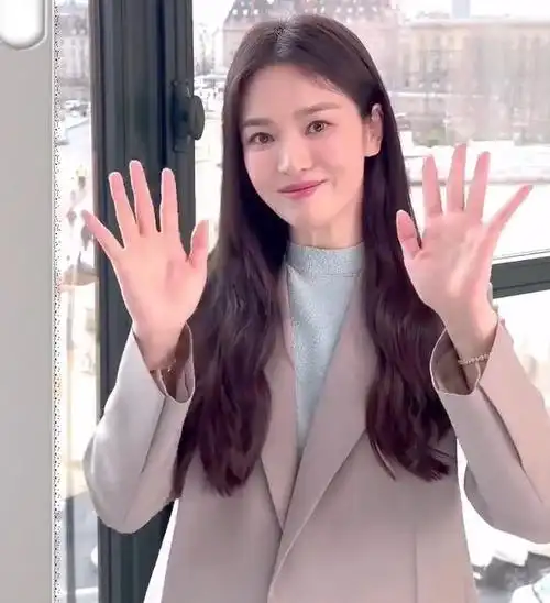 宋慧乔亮相巴黎高定周西装造型好飒肤白长发状态佳