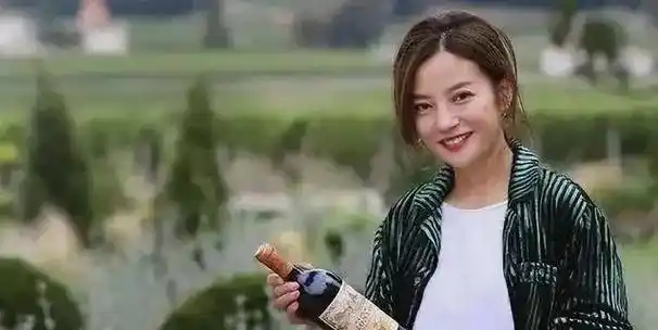 47岁赵薇复出失败?新剧播出"不见脸"被蒋欣代替,她真的凉了?