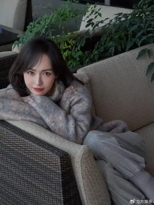 唐嫣穿灰粉调服装慵懒惬意梳微卷长发浪漫温柔