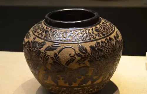 金朝的"黑釉剔花罐" 通体施釉乌黑光亮,你肯定没见过