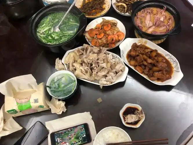 那就是孤影在吃饭的时候同时也在看直播,上面那张照片因为离手机比较