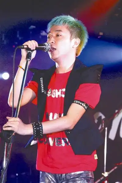 苏打绿不久前去英国录制新专辑《夏狂热》,昨天在台湾出席某活动时