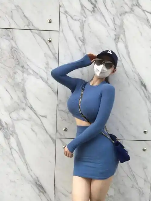 91cm,60cm,97cm有着让无数女生羡慕的三围完美的比例下身高168cm,体重