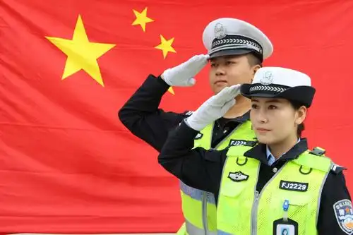 与国旗合影 送祖国祝福――红古交警为祖国献礼