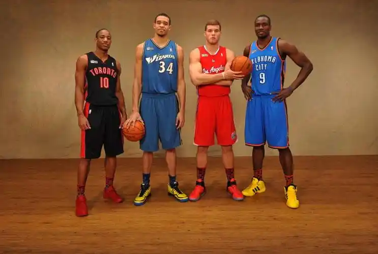 还有格里芬的身高,官方数据跟伊巴卡一样都是208,但是.