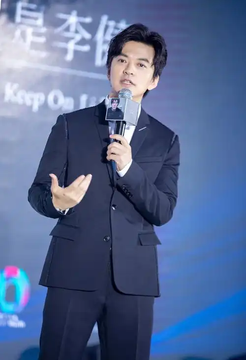 李健图片 李健演唱会图片