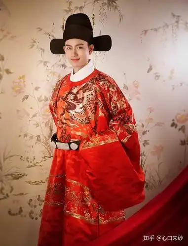 完全颠覆了我过去觉得男生穿汉婚服不怎么好看的印象