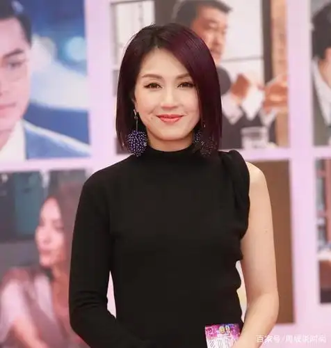 杨千嬅穿一袭不规则连衣裙,好显年轻,脚踩高跟长靴平衡力真好