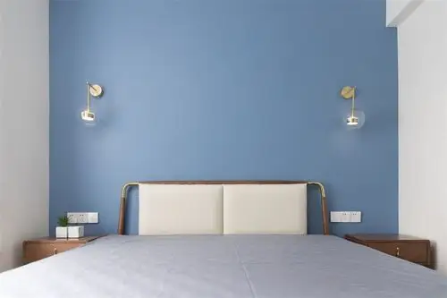 胡桃木黄铜架子床禅意而时尚,蓝色飘窗垫与墙面漆呼应.