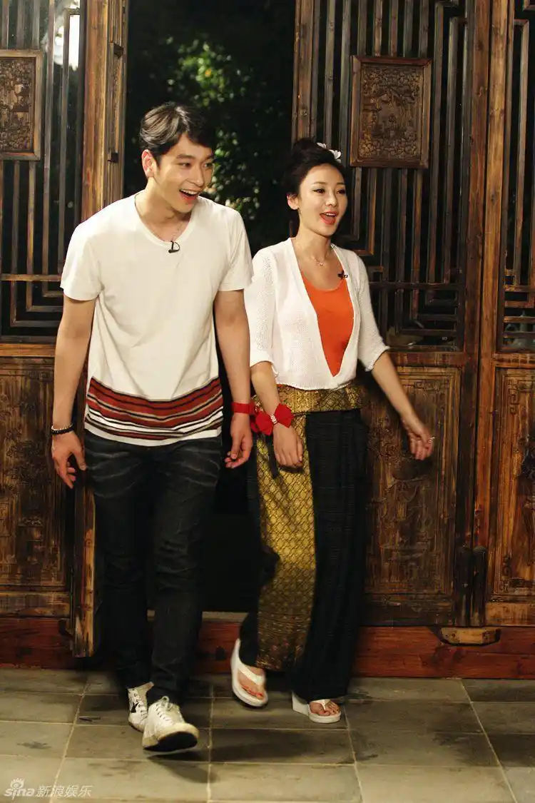 柳岩与黄灿盛穿白色情侣衫