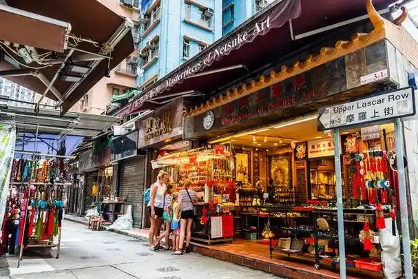 熙来攘往的香港红磡差馆街里,探寻一位神秘富婆的孤独拾荒生活