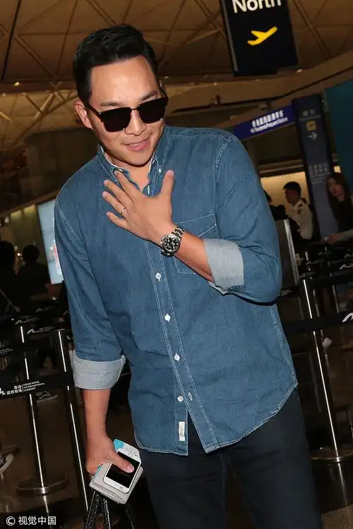 郑秀妍卷发披肩甜笑挥手青春靓丽 获男友穿"情侣装"陪同甜蜜满满