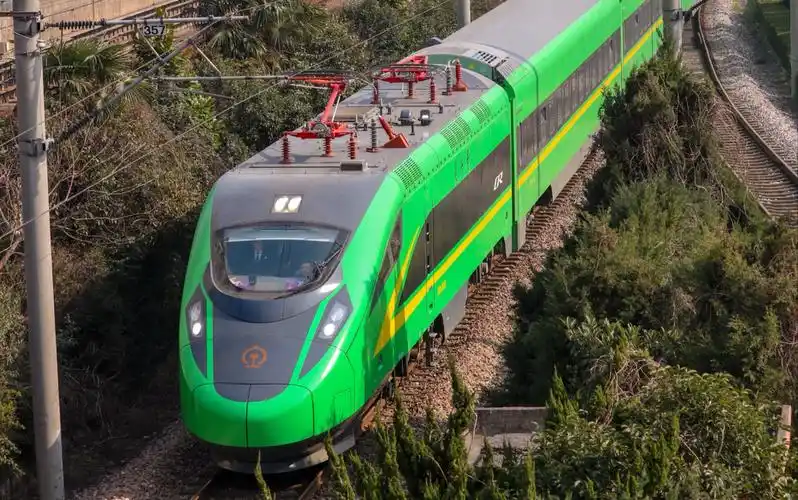 【"绿巨人"出上海站】复兴号动力集中式动车组fxd1-j(cr200j)上海站出