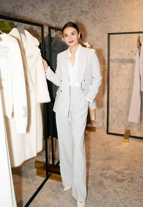 宋佳的细长腿令人羡慕,更不用说衣服了,简单单品一看就是超模_牛仔裤