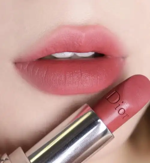 女人过了50岁,口红多涂"玫瑰色",温柔气质,显白不显老!