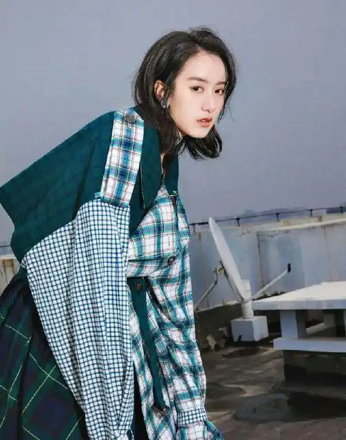 袁冰妍平时真是该好好休息了脸上的皮肤松弛的下垂感觉挺显老