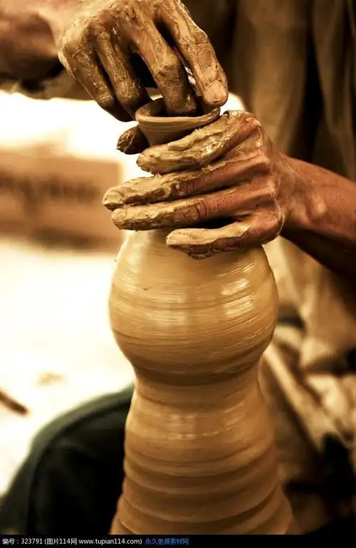 制作陶瓷花瓶的男人