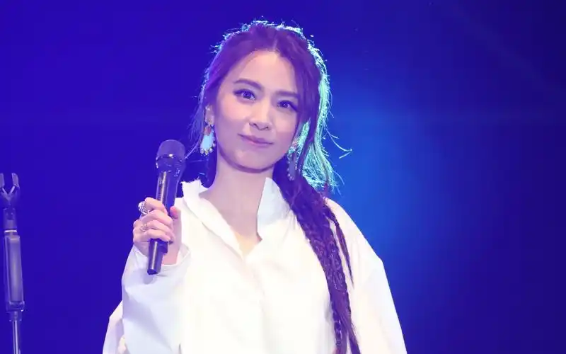 田馥甄上海草莓音乐节《奇妙能力歌 talk 独善其身》,田氏小仙女营业