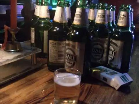 酒瓶空了一个又一个