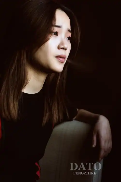 黑背景的女孩人像