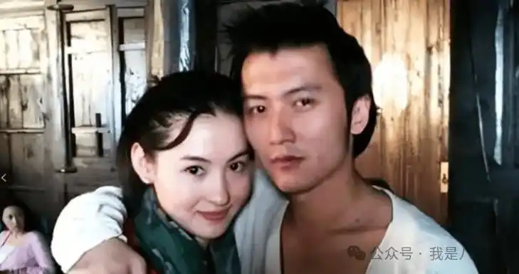 王菲哭得脸色惨白!谢霆锋把三胎儿子生父之谜解开了,张柏芝发长文解释