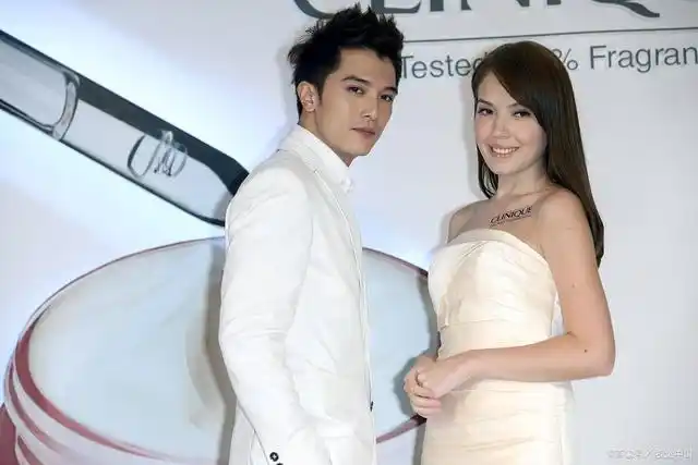 许玮甯邱泽定制近百万的钻戒官员结婚,其闪婚原因曝光