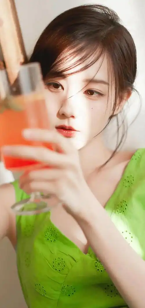 壁纸李一桐甜美写真