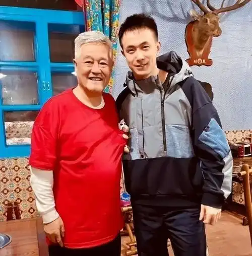 赵本山师徒现场看球赛!鼓掌大笑喊口号,投资辽足失败欲转战辽篮