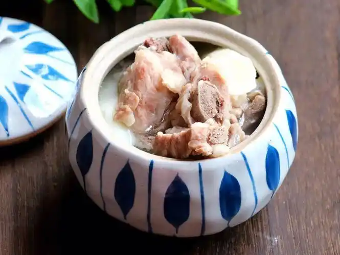 美味的山药莲子排骨汤