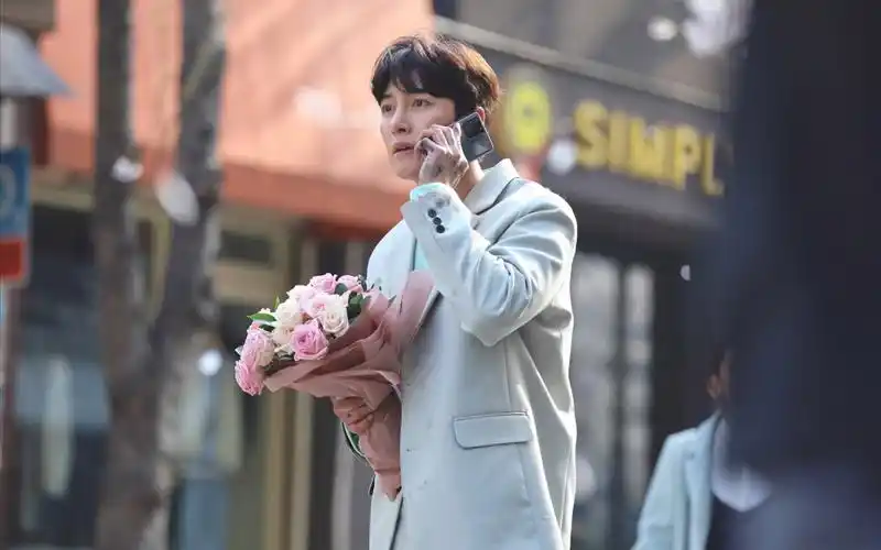 【池昌旭】这是我最最喜欢的花絮片段!!!手捧鲜花身着白西装!!是赶着