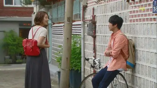 你为我着迷第8集里李葵媛背得大红色双肩包