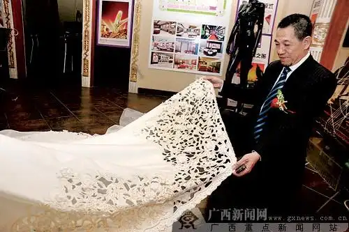 穿上珍珠婚纱的新娘.记者 许海鸥摄