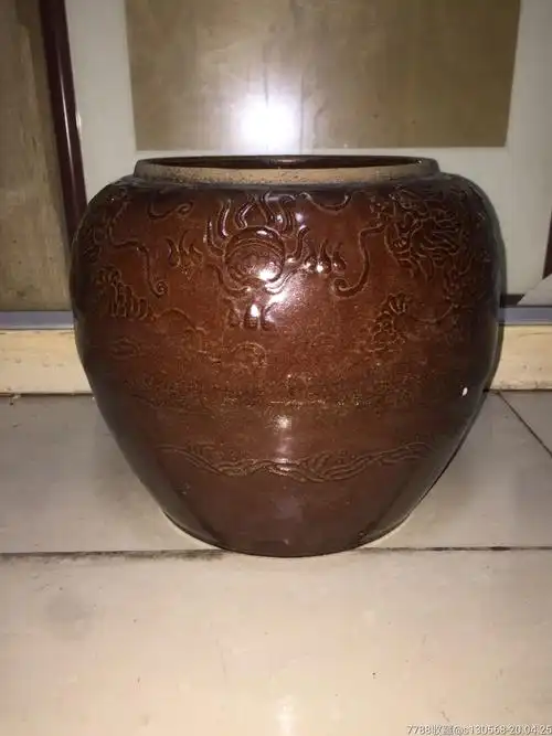民国浮雕纹双龙戏珠酱釉大罐