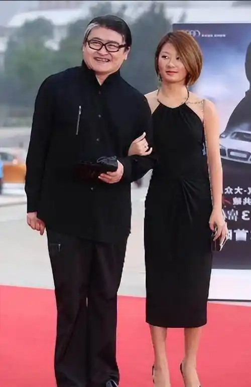 刘欢的女儿很少走红地毯,身穿挂脖裙的她身材苗条苗条,却遗传了爸爸的