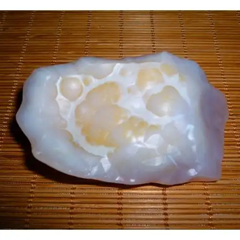 象牙白精品玛瑙把件 阿拉善地表原石