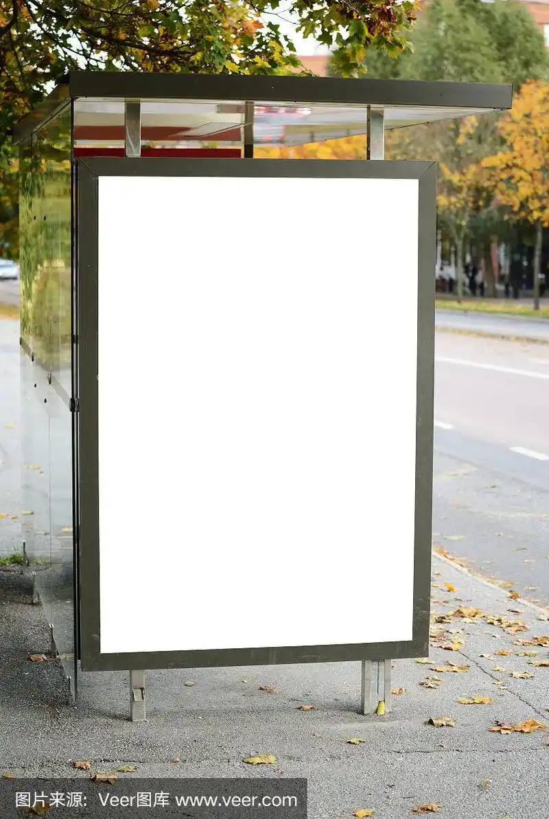 城市公交车站的空白广告牌